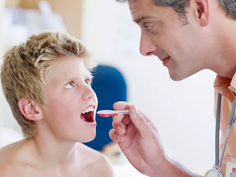 Pharyngite et amygdalite chez l'enfant - causes, symptômes, diagnostic, traitement