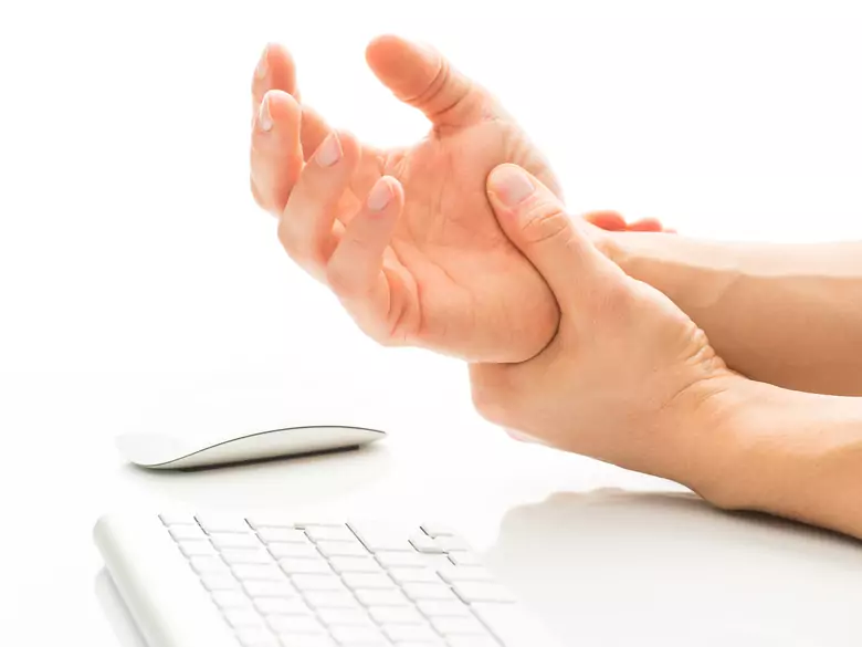 Peau rugueuse des coudes - remèdes maison pour la peau sèche