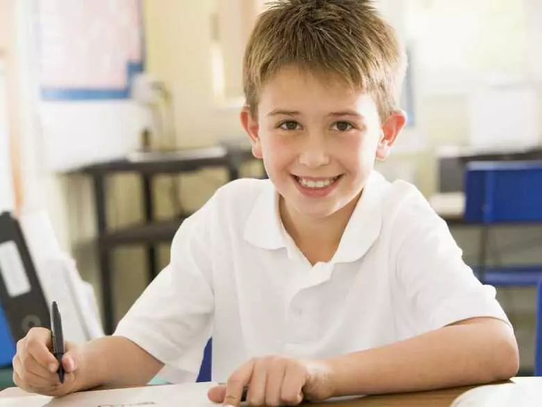 L'enfant se salit avec de la colle : comment l'enlever ?