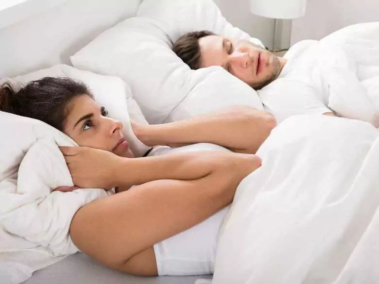 Le ronflement ne perturbe pas seulement votre partenaire dans la chambre à coucher, il nuit également à votre cœur.