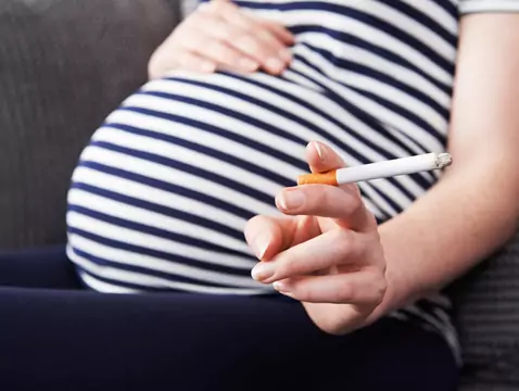 Fumer pendant la grossesse double le risque de mort subite du nourrisson