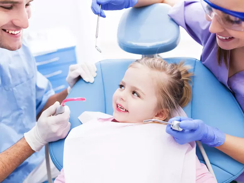 Soins dentaires pour les bébés et les enfants