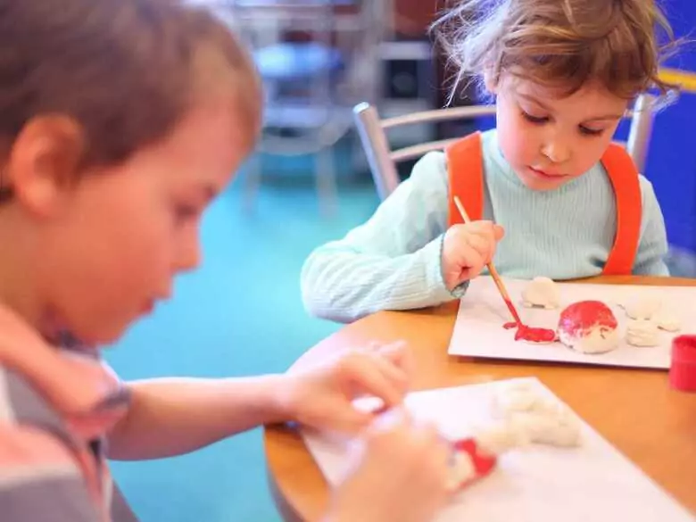 La fréquentation de l'école maternelle dès l'âge de 3 ans augmente les chances d'une meilleure éducation et d'un meilleur emploi à l'avenir