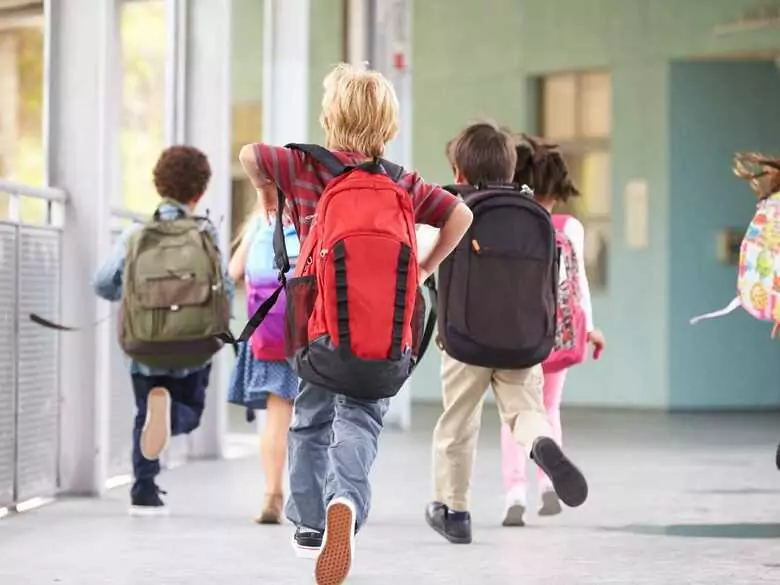 À quoi dois-je faire attention lorsque j'utilise des escaliers mécaniques ?