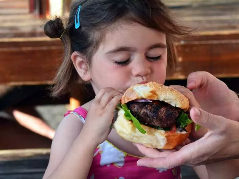 Les aliments transformés peuvent avoir un effet négatif sur le développement osseux de l'enfant