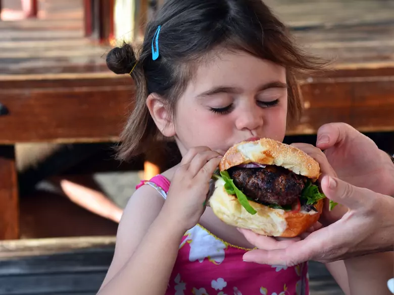 Les aliments transformés peuvent avoir un effet négatif sur le développement osseux de l'enfant