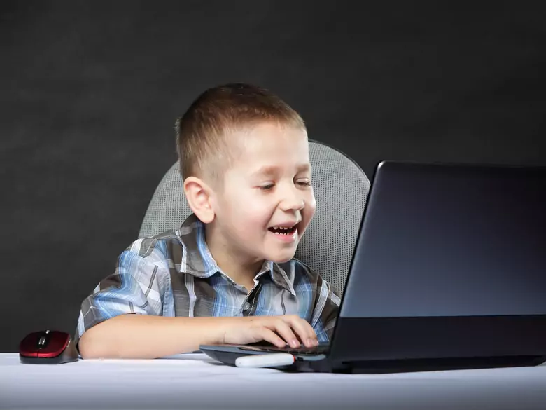 Le temps passé devant un écran est-il le nouveau coupable du surpoids chez les enfants ?