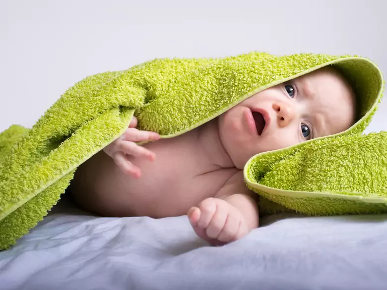 Les premiers bains de bébé