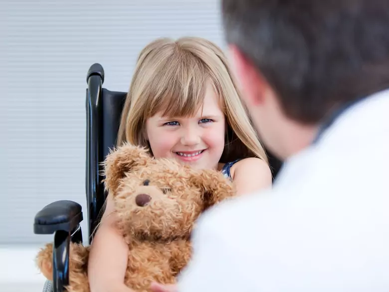 Que faire d'une dent de lait présentant des caries et du pus ? Traiter ou ne pas traiter ?