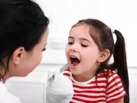 Mal de gorge ou amygdalite ? - ou quand aller chez le médecin avec votre enfant