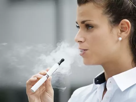 Les e-cigarettes peuvent créer une dépendance et entraîner un tabagisme ultérieur à la nicotine chez les adolescents.
