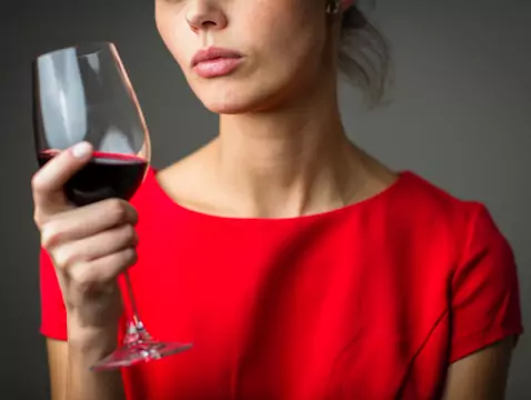 Vous attendez un bébé et vous buvez de l'alcool ? Vous risquez des poursuites judiciaires !