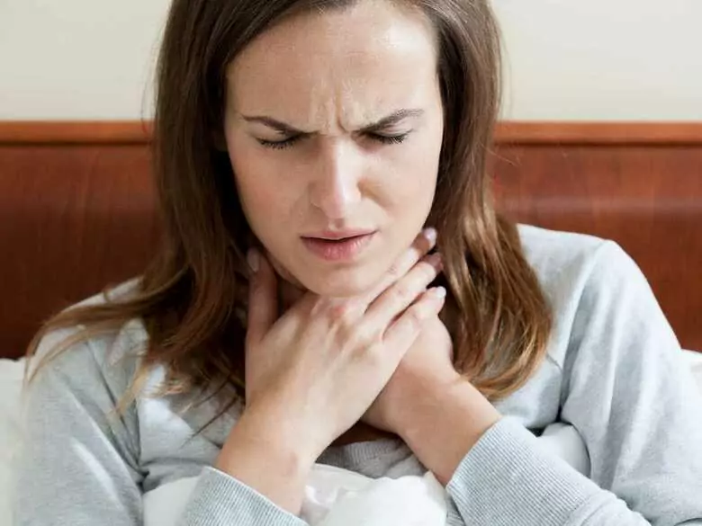 COVID-19 et maux de gorge