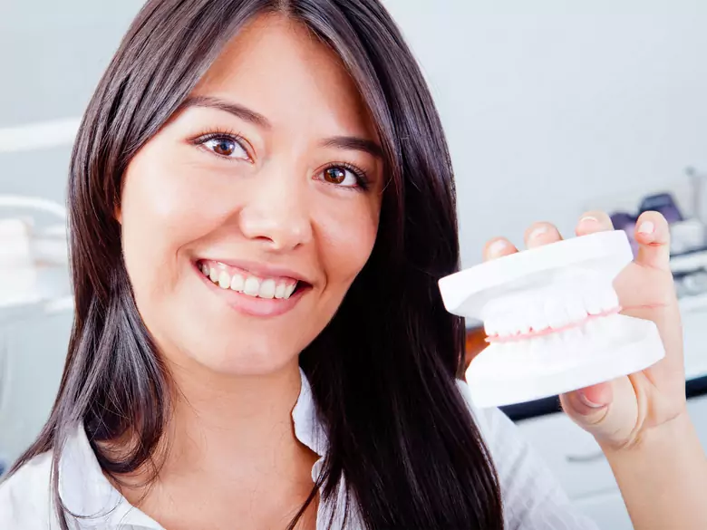 Prothèses dentaires, implants, cellules souches - les options modernes pour remplacer les dents manquantes