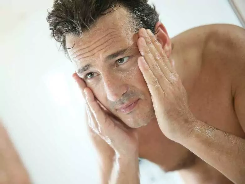 Soins du visage pour hommes - quels sont les produits cosmétiques que chaque homme devrait utiliser ?