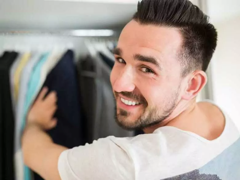 Stress et incertitude - un homme avant un premier rendez-vous