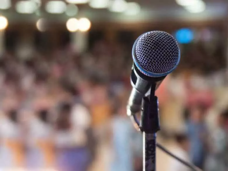 Quelles sont les bonnes façons de gérer l'anxiété liée à la prise de parole en public ?