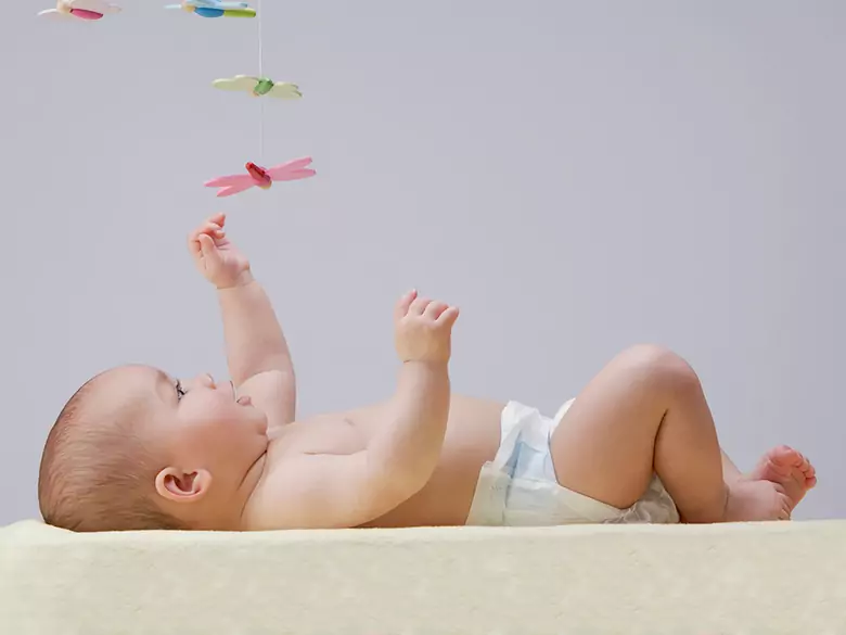 Le voyage en avion du jeune enfant