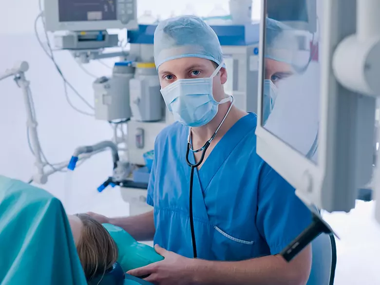 Le portage asymptomatique de pneumocystes dans le tissu pulmonaire adulte, un risque pour la santé des enfants