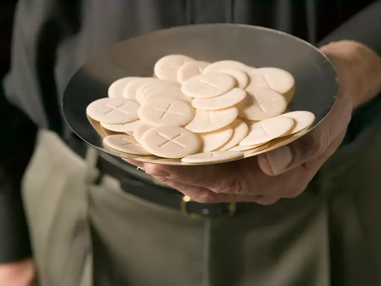 Première communion - la joie de l'enfant, le stress des parents