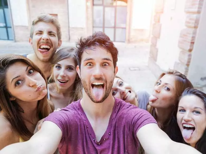 Pourquoi tant de femmes et d'hommes homosexuels se lient-ils d'amitié ?