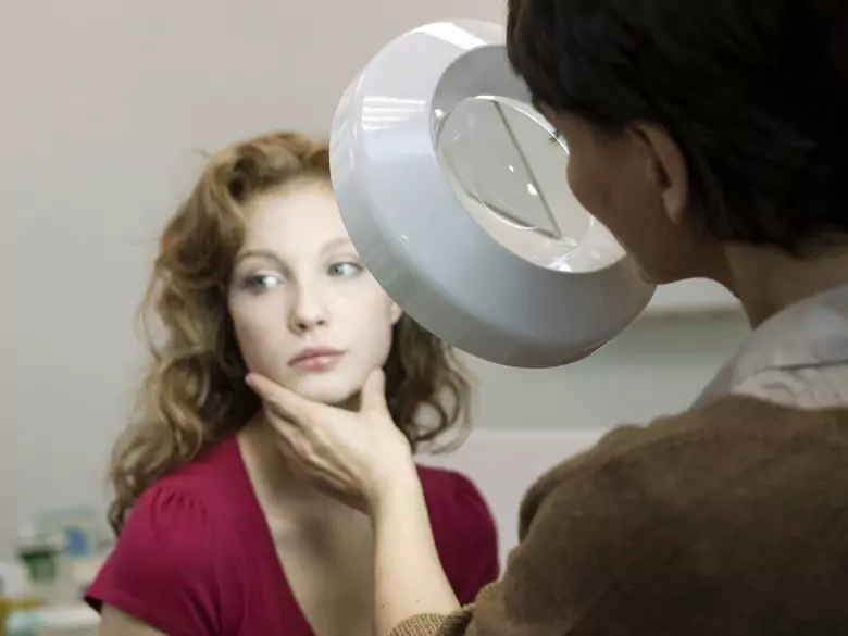 Les rétinoïdes : que sont-ils, quand sont-ils utilisés et que devez-vous savoir à leur sujet ?