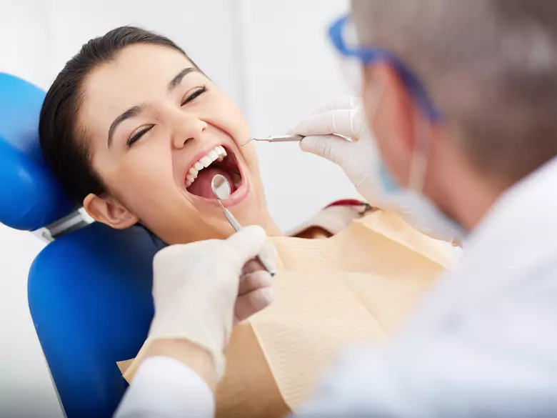 Le collage dentaire : ce que c'est, les indications et les contre-indications