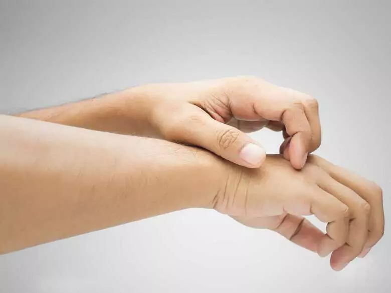 Peau craquelée sur les mains et les pieds - comment y remédier ?