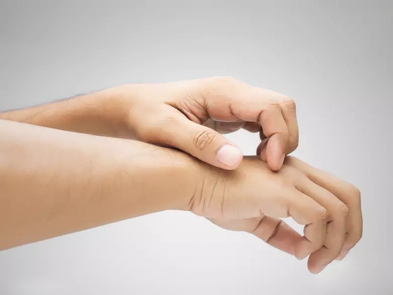 Peau craquelée sur les mains et les pieds - comment y remédier ?