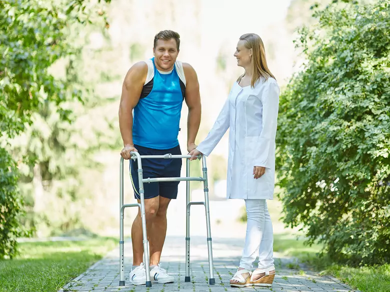 Des scientifiques suisses ont mis au point un implant qui permet aux personnes dont la moelle épinière a été sectionnée de marcher.