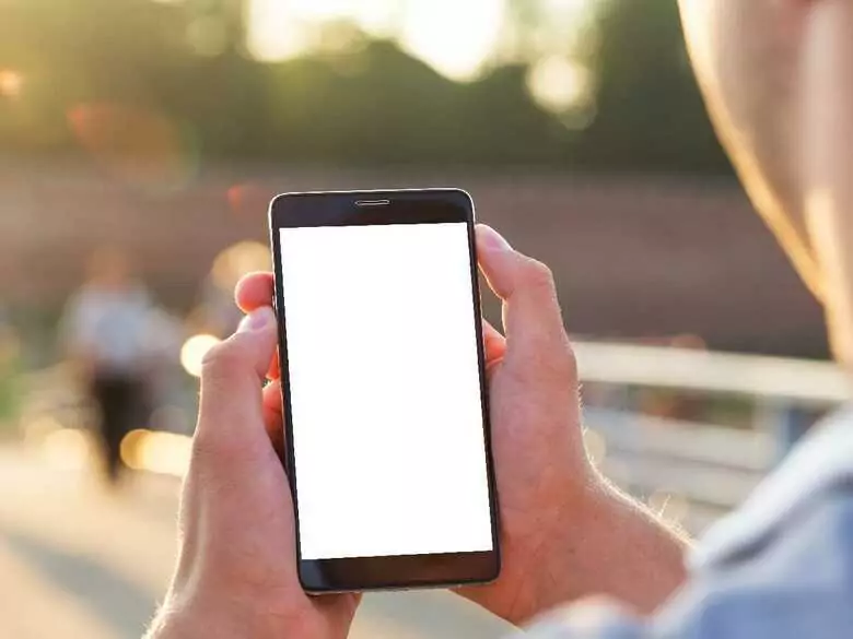 Jeune enfant contre écran de téléphone - l'OMS met en garde !