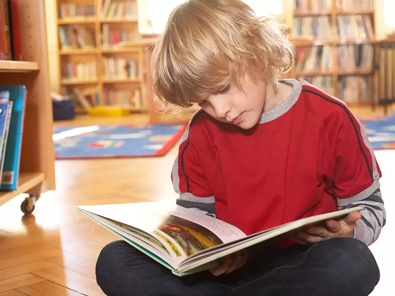 L'enfant évite les grands groupes de personnes : timidité ou phobie sociale ?