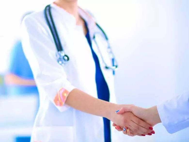 Télédiagnostic - une caméra enregistrant le travail des cordes vocales, un projet de scientifiques polonais