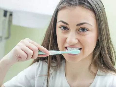 À quelle fréquence dois-je me brosser les dents ?