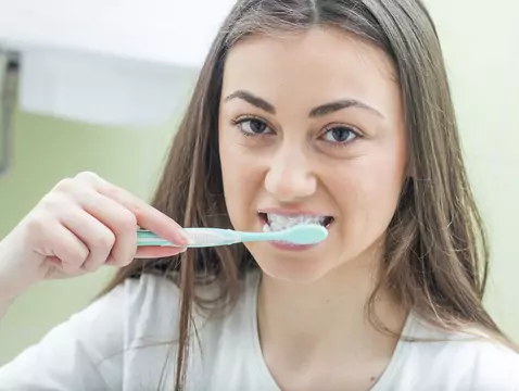 À quelle fréquence dois-je me brosser les dents ?